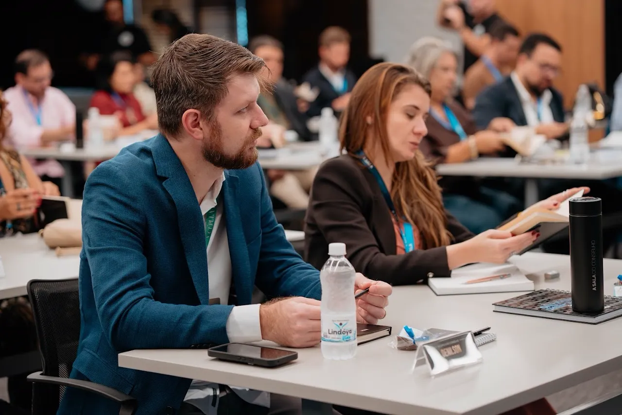 Participantes acompanhando o conteúdo lado a lado na sala