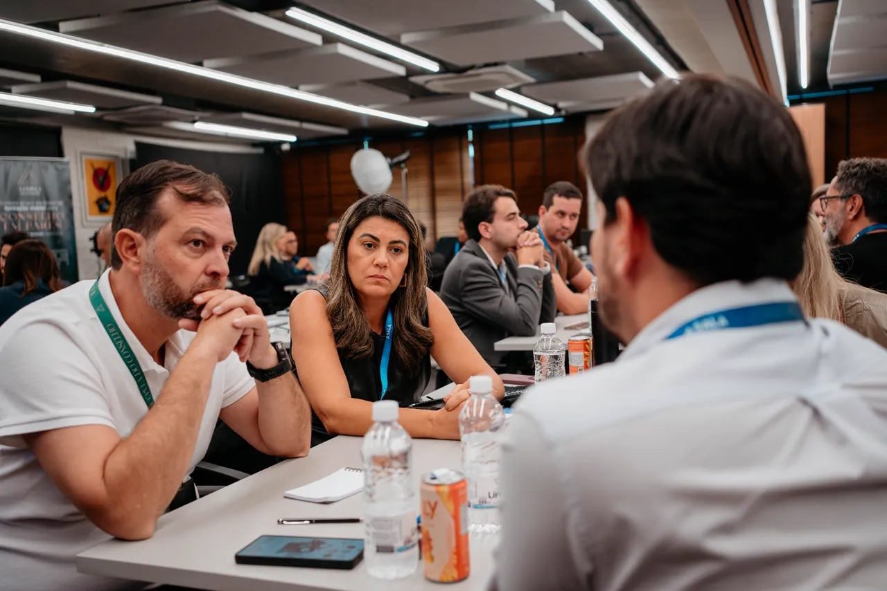 Conversa em grupo entre participantes durante a imersão