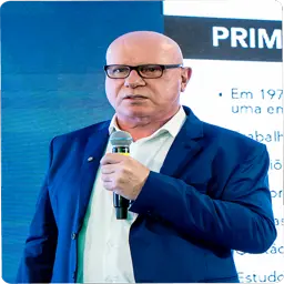 Retrato de Mário Spaniol, professor convidado.